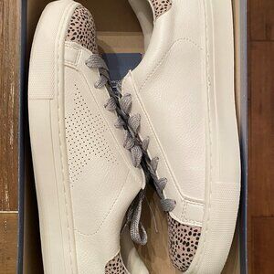 BRAND NEW UNIVERSAL THREAD CADEY SNEAKERS!!!